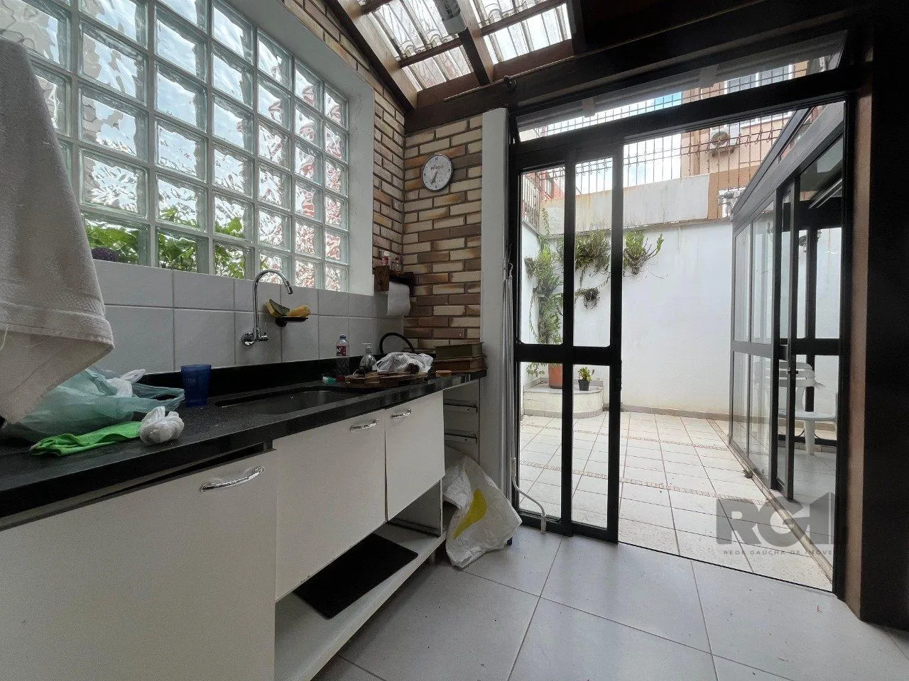 Imagem Casa de três quartos, suíte e quatro vagas de garagem no bairro Menino Deus em Porto Alegre