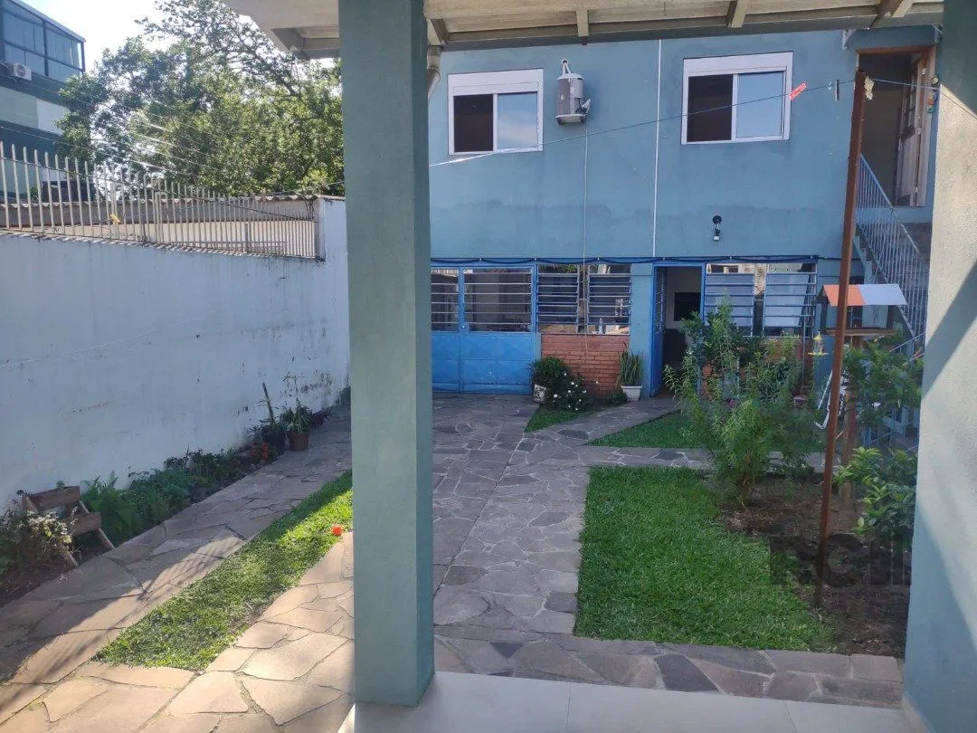 Imagem Casa com 250m², 2 quartos, 1 suite, edícula, no bairro Nonoai
