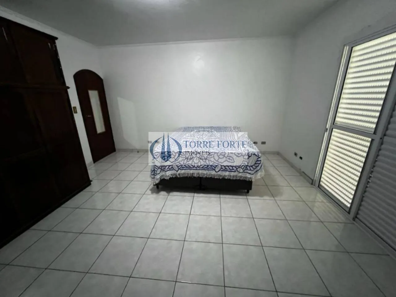 Imagem ótimo terreno com 2 casas com total de 3 dormitórios, 6 vagas de carro