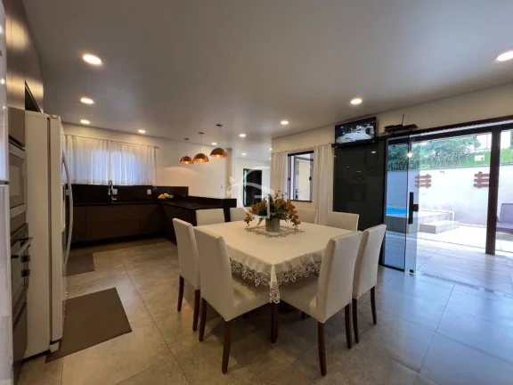 Imagem Venha se encantar com esta incrível casa localizada no prestigiado bairro Vila Nova, em Joinville.