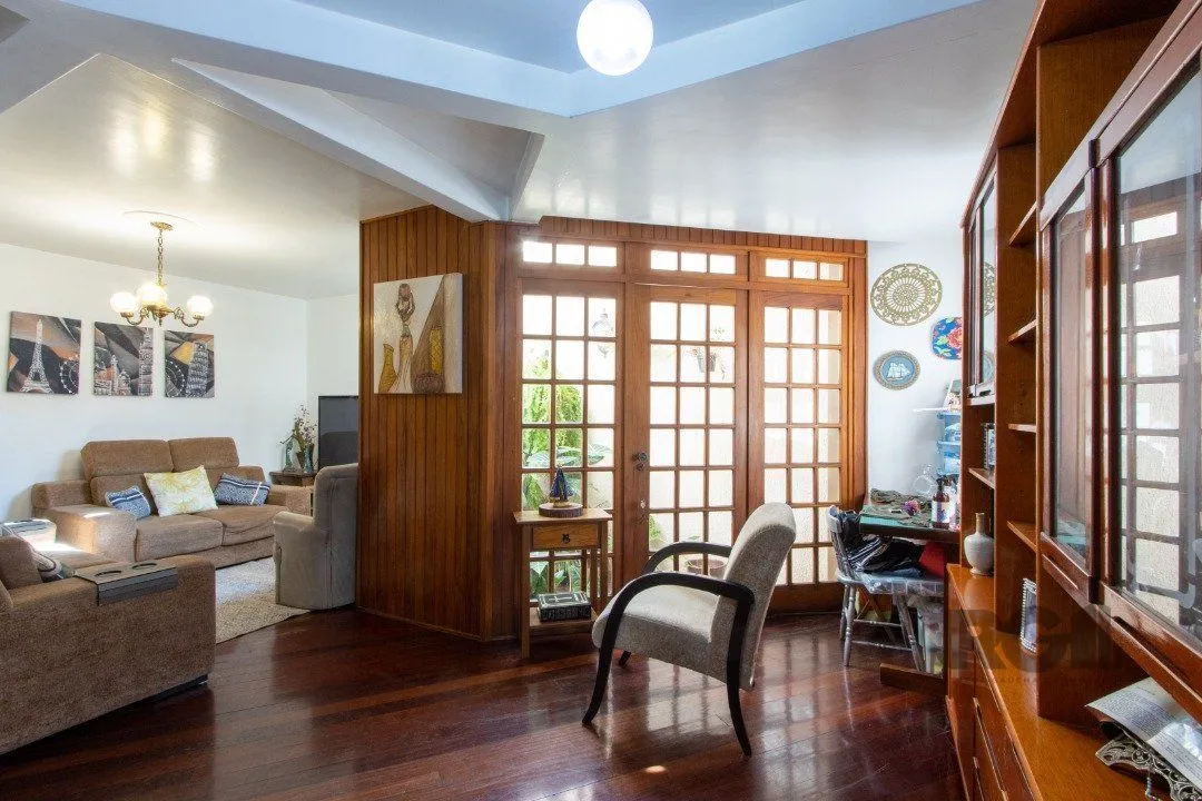 Imagem Casa de alvenaria, 3 quartos, 1 suíte, 4 banheiros e 5 vagas de garagem.