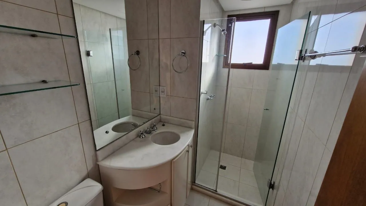 Imagem Apartamento no Menino Deus impecável, 2 dormitórios 1 suíte, 3 banheiros, 1 garagem