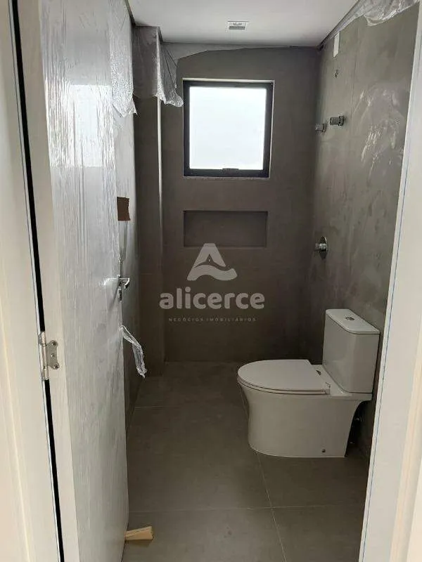 Imagem Casa nova de alto padrão - 3 Dormitórios I 1 suíte I Vaga de garagem - Loteamento Alta Vista, Potecas - São José/SC