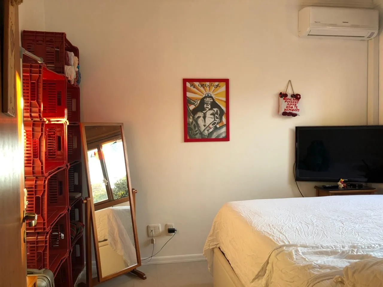 Imagem Um dormitório com lareira e churrasqueira