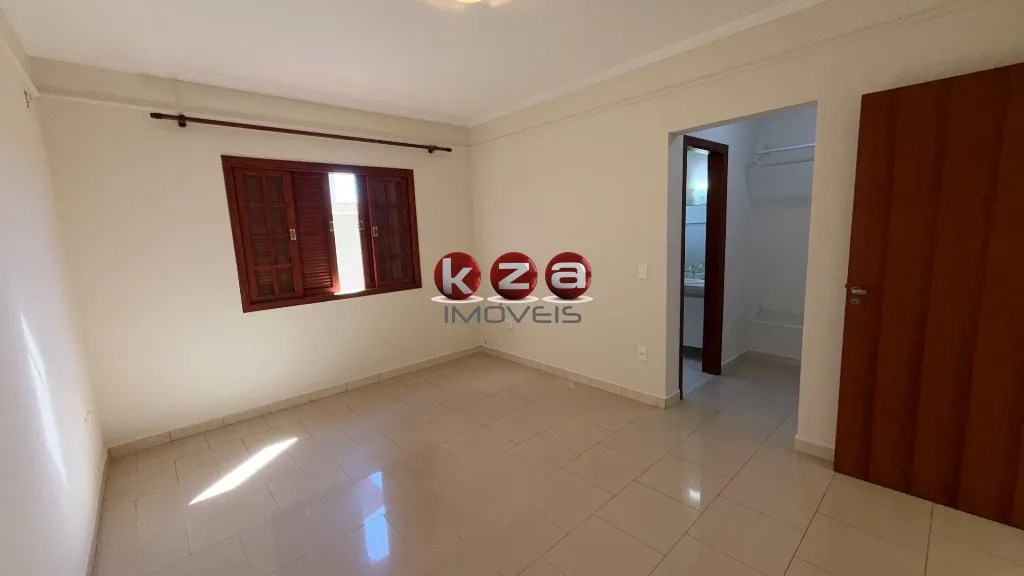 Imagem Casa térrea em Condomínio Residencial Maria Regina, Valinhos-SP: 3 quartos, 1 suite, 2 salas, 3 banheiros, 2 vagas, 222m².