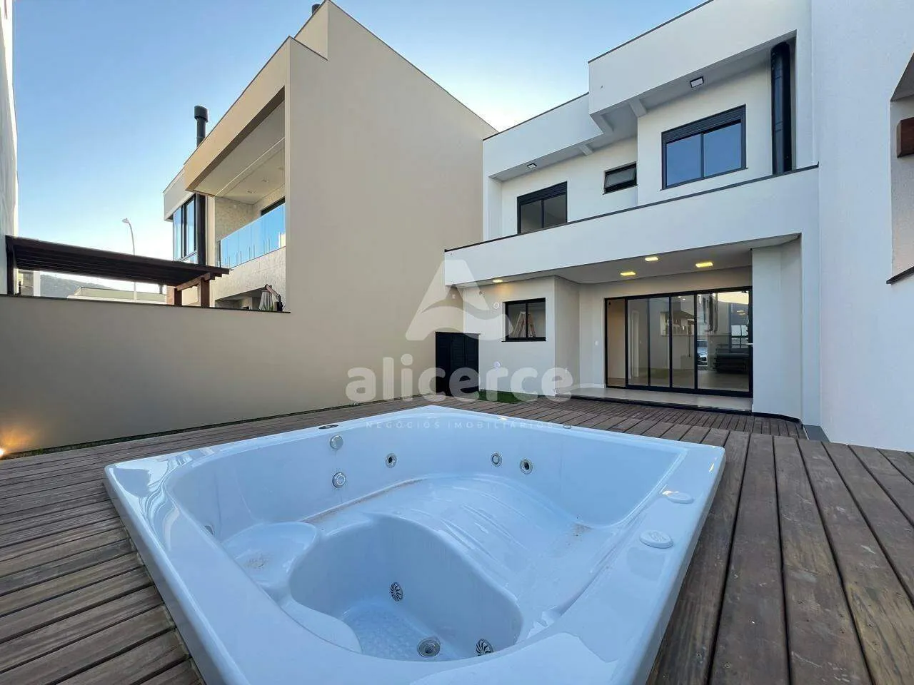 Imagem Casa à venda com 3 quartos, 1 suíte e 150m² no Delta Ville, Beira Rio, Biguaçu/SC. Alto padrão, jacuzzi, lazer completo e segurança.
