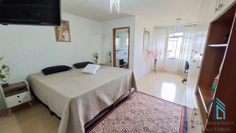 Imagem Casa, terreno com duas casas, 05 quartos c/suíte, área gourmet, no Capão Raso em Curitiba PR