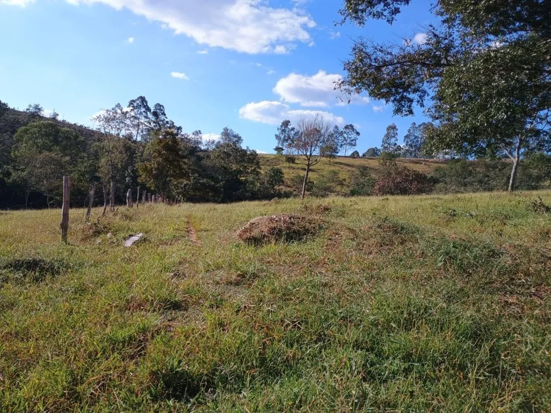 Imagem Excelente Terreno à Venda em Oliveira/MG: 34 Hectares com Boa Disponibilidade de Água