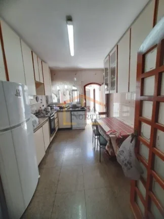 Imagem Sobrado com 208m². O imóvel possui 4 dormitórios, todos mobiliados, sendo 3 suítes, além de sac...