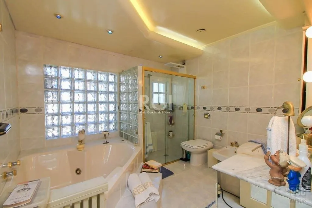 Imagem casa Living para 3 ambientes com lavabo, cozinha com pia e armários planejados