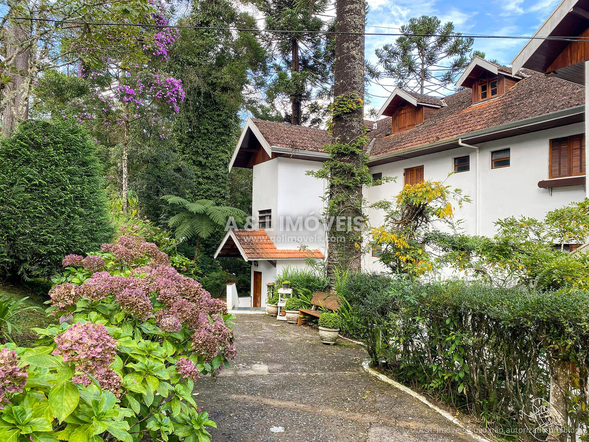 Imagem Apartamento Campos do Jordão | Térreo, Jardim, 3 Dorms. e Lareira