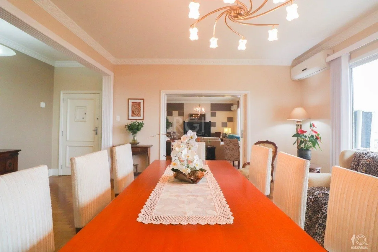Imagem Apartamento á venda com 3 dormitórios com 1 suíte com sacada + 2 sacadas na sala e living, 233,85M² e 1 vaga de garagem escriturada e coberta, no Bairro Independência em Porto Alegre.