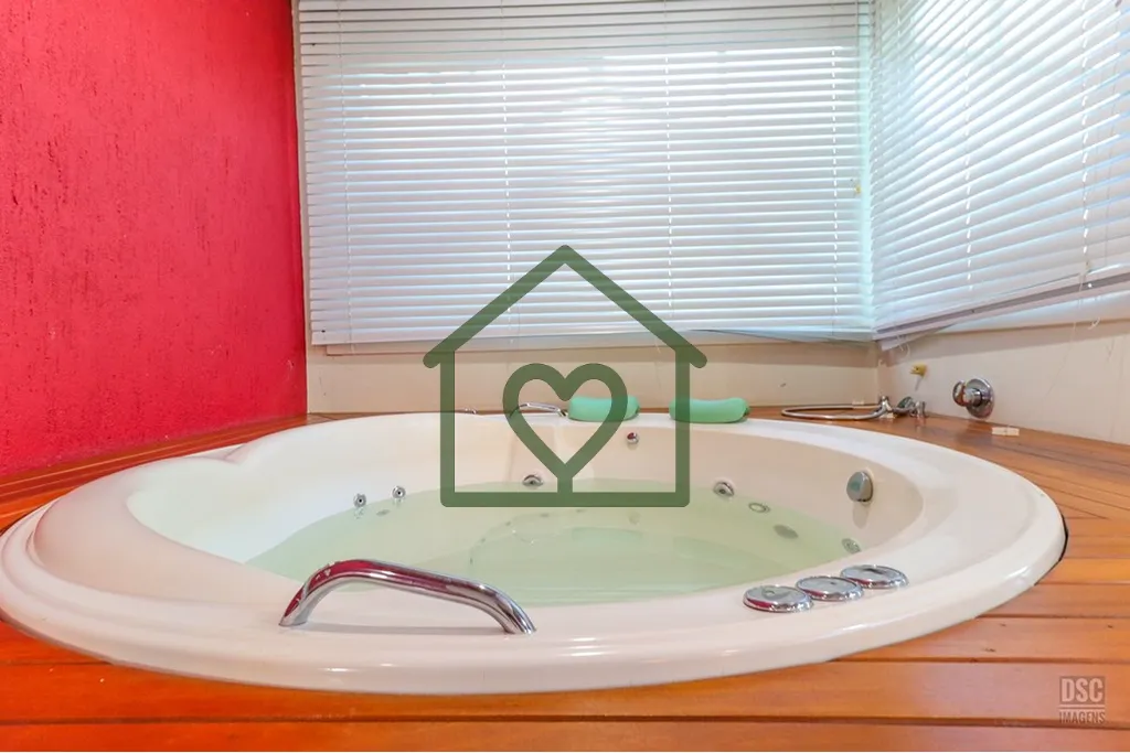 Imagem Descubra o luxo e conforto desta magnífica casa de 4 quartos e 6 banheiros, localizada na Tristeza....