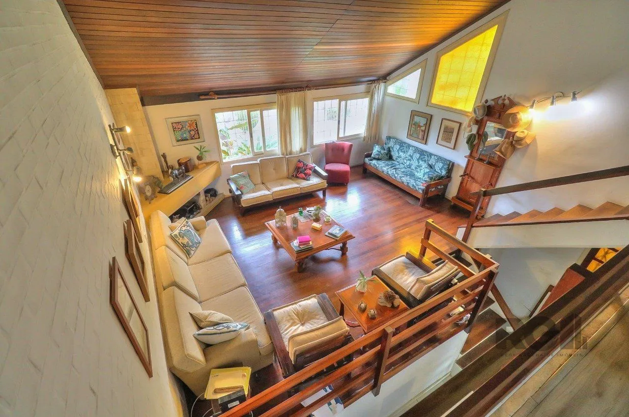 Imagem Casa a venda composta de 4 dormitórios no bairro Jardim Isabel em Porto Alegre