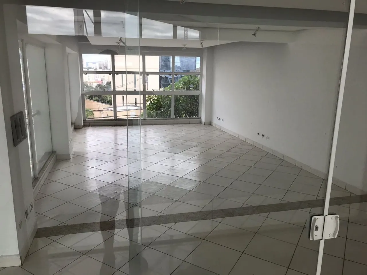 Imagem Oportunidade única: Salão Comercial de alto padrão no Jardim Europa, Sorocaba-SP - 4 salas, 9 banheiros, 8 vagas de garagem, 785,81 m².