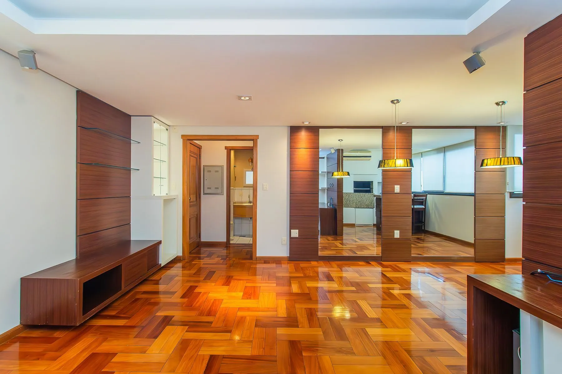 Imagem Apartamento semi mobiliado, impecável, com 126m² privativo.
