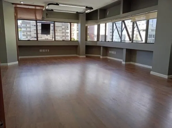 Imagem Oportunidade de Investimento. Sala Comercial para venda já locada no bairro Moinhos de Vento. Invista com segurança e rentabilidade imediata.
