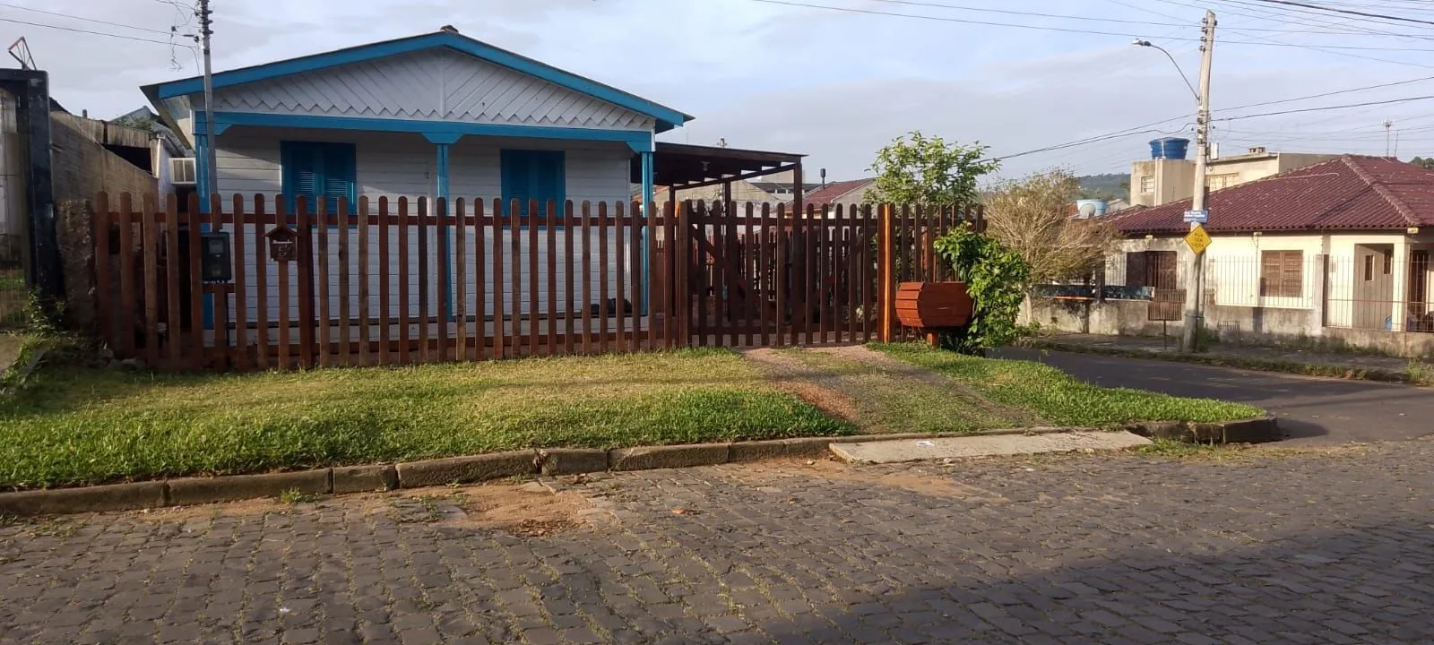 Imagem Terreno de esquina com 2 casas a venda, bairro Vila Nova, Porto Alegre, RS