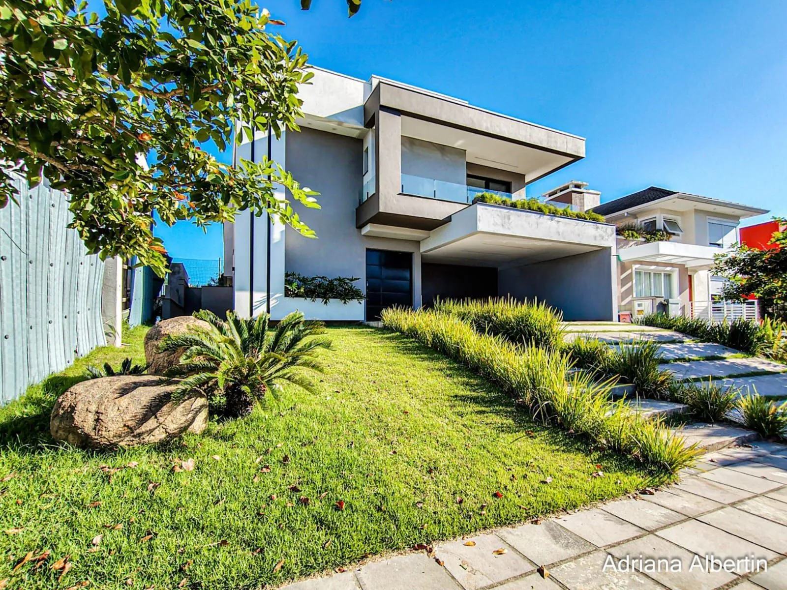 Imagem Casa com 345m², piscina e vista para o Guaiba