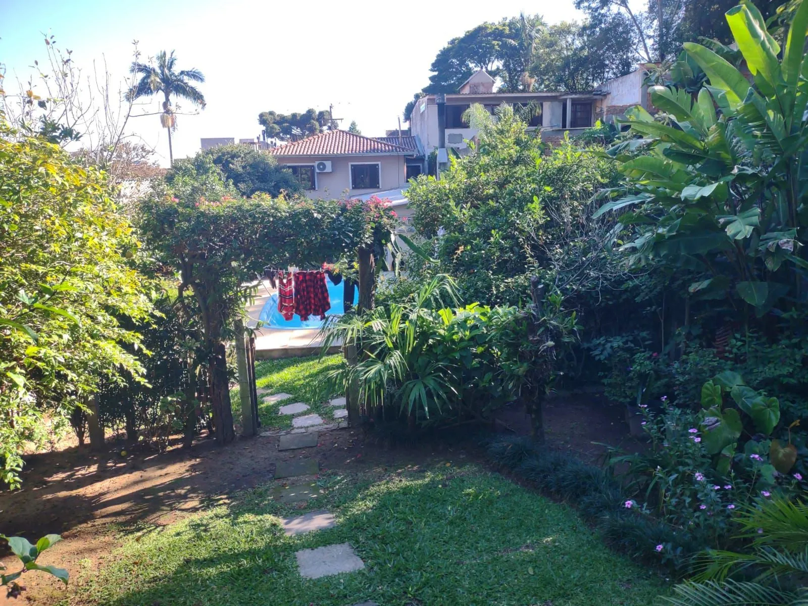 Imagem Casa com 4 quartos, suíte, piscina, lareira, churrasqueira em um terreno de 616m².