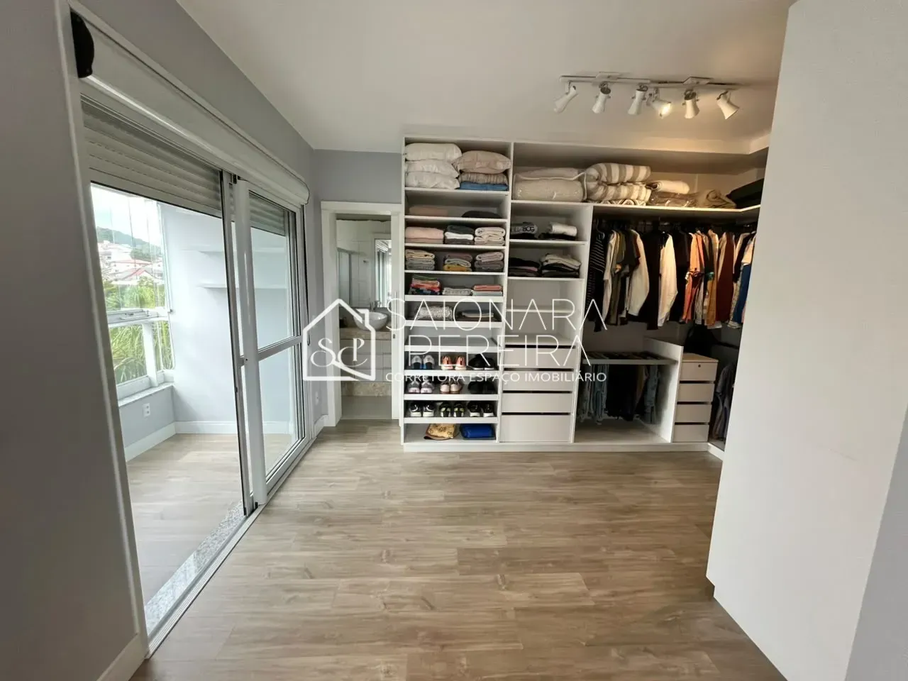 Imagem Apartamento à venda com 3 dormitórios e vista panorâmica no Itaguaçu, Florianópolis