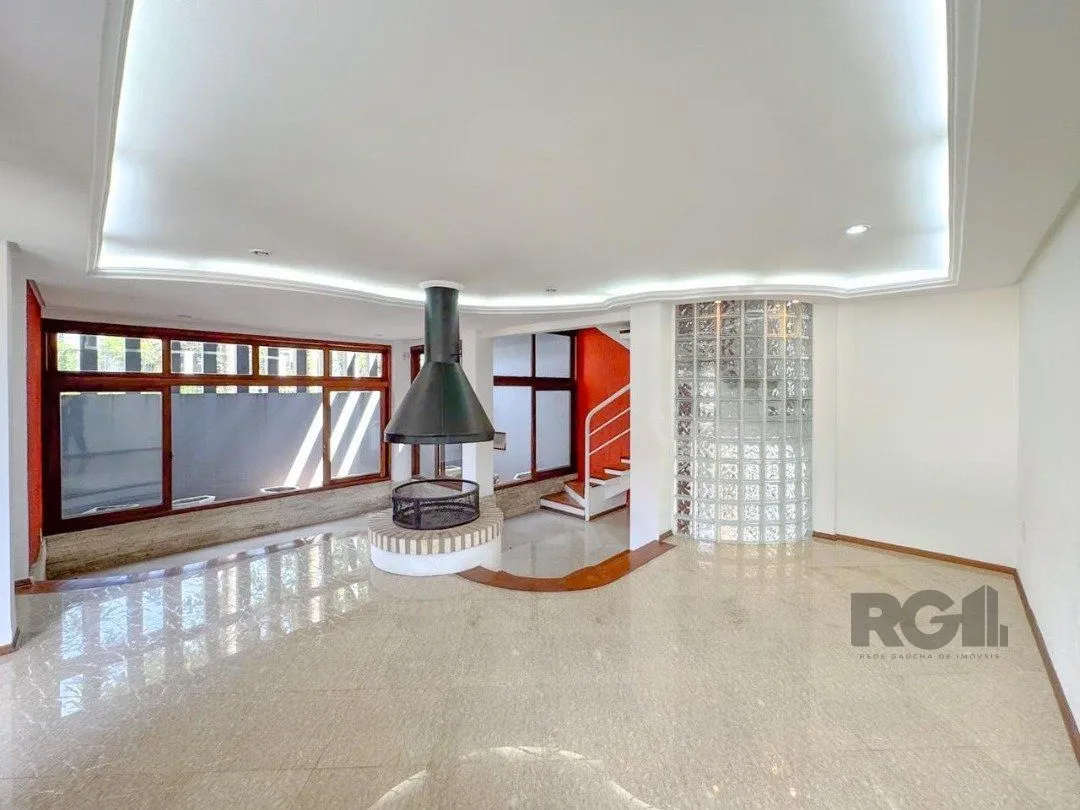 Imagem Com 4 suítes espaçosas, incluindo uma master com closet,