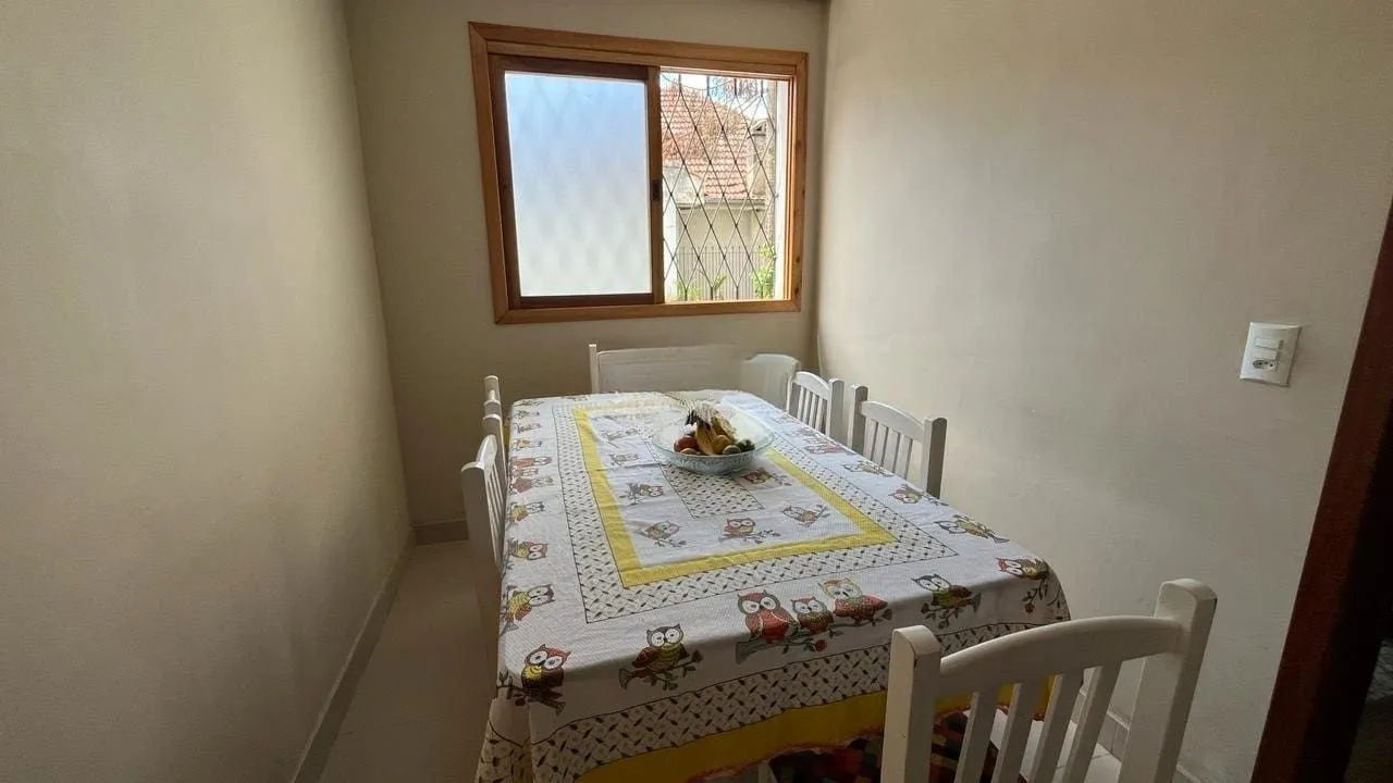 Imagem Casa de 4 dormitórios no bairro Santo Antônio, Porto Alegre