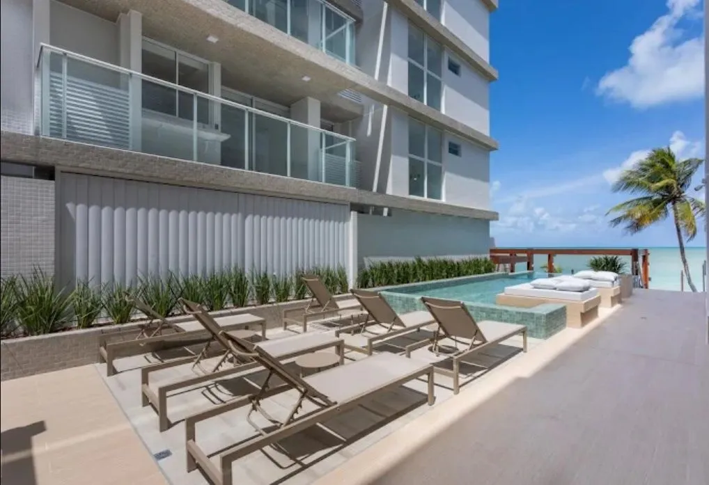 Foto do imóvel Flat pé na areia no Bessa com varanda gourmet, mobiliado, lazer completo e excelente potencial para moradia ou investimento.