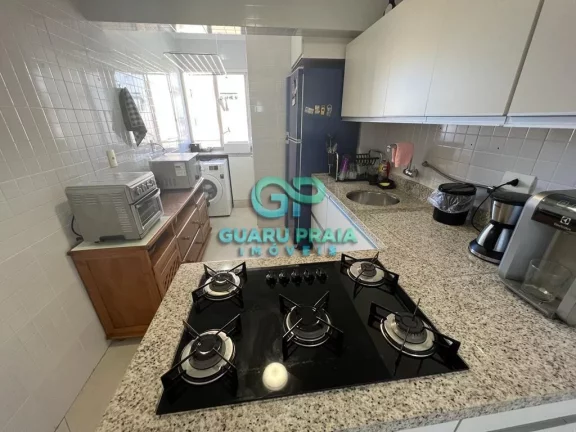 Imagem a 200m do mar com 3 dormitórios sendo 2 suítes, salas de estar com sacada e sala de jantar, cozinha com armários embutidos e despensa, área de serviço