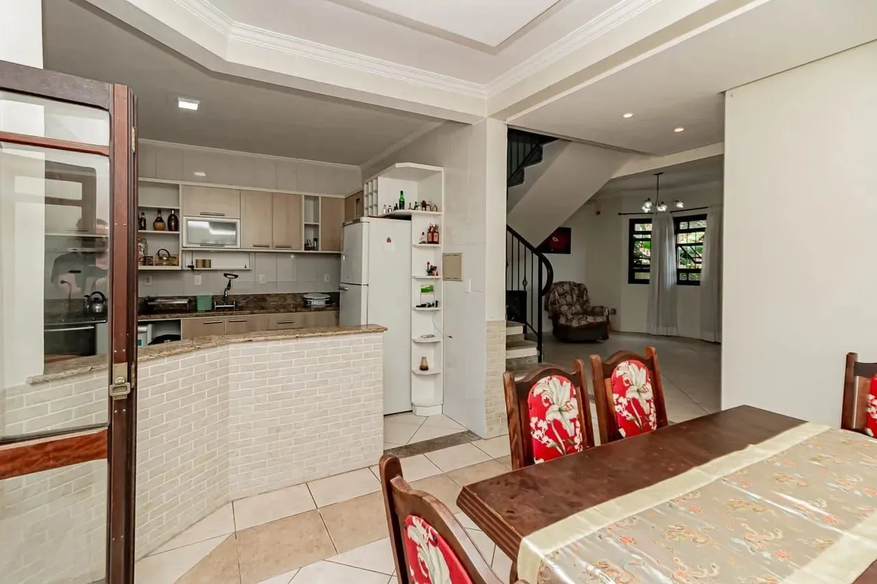 Imagem Casa com 4 dormitórios e 2 pavimentos em ótimo estado de conservação .