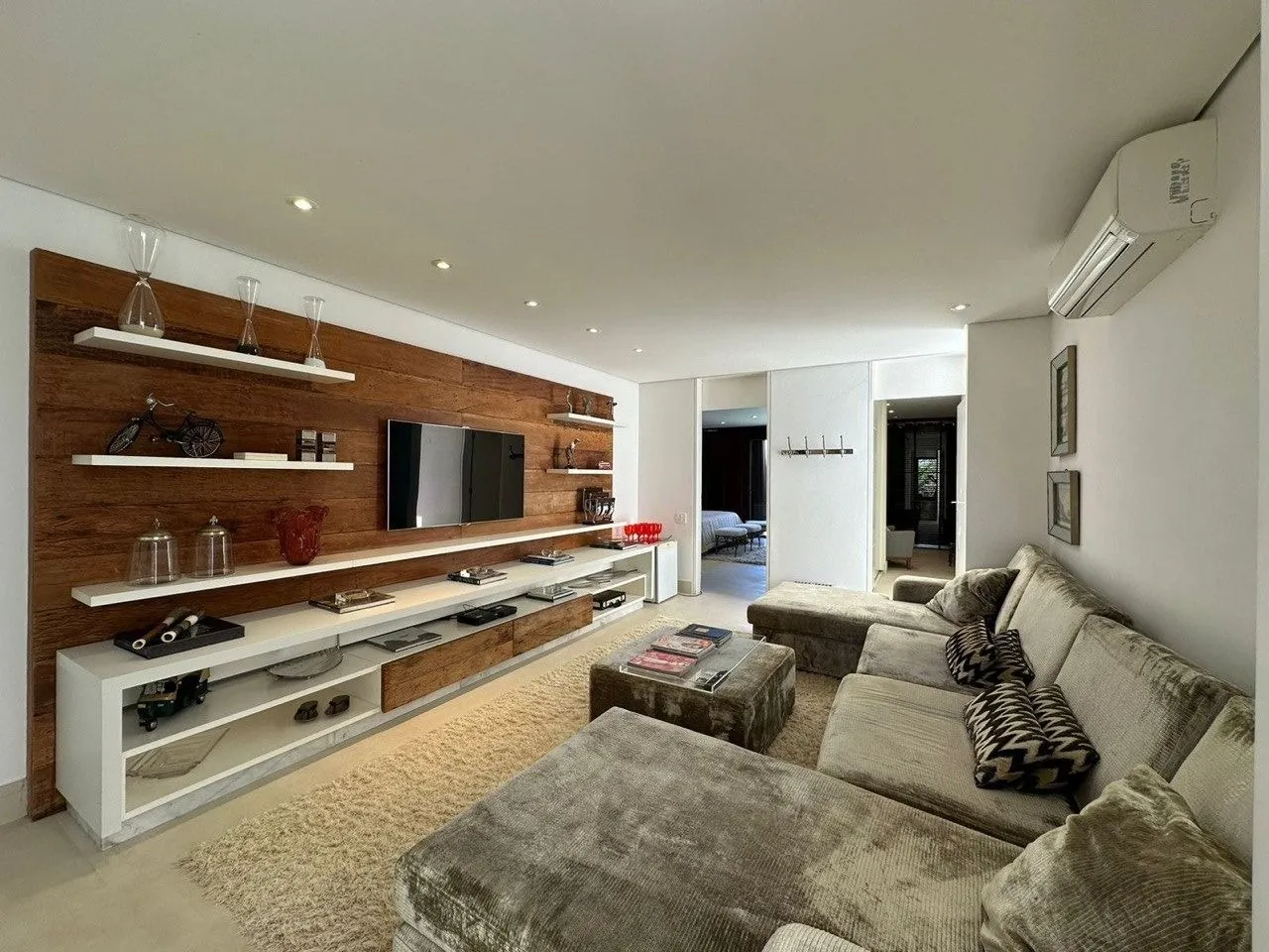 Imagem Venha conhecer essa incrível casa com 4 quartos, 4 suítes e 347,00 m2 de área construída.
