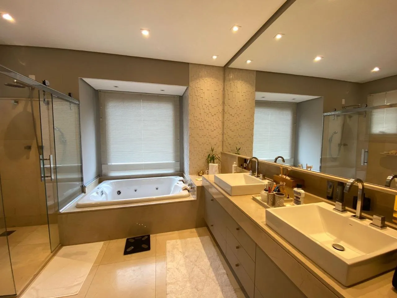 Imagem Casa de Luxo em Condomínio: 4 Quartos, 4 Suítes, 3 Salas na Chácara Santa Maria - Votorantim-SP (811m²)