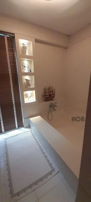 Imagem BELÍSSIMA CASA EM GRAMADO - JUNTO AO LAGO NEGRO