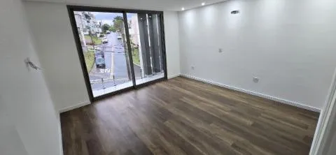 Imagem VENDA DE SOBRADO NOVO NO CONDOMÍNIO REAL PARK, EM ARUJÁ/SP, 300m² com 04 suítes, suíte máster com hidro, garagem com 04 vagas e piscina. CONSULTE-NOS.