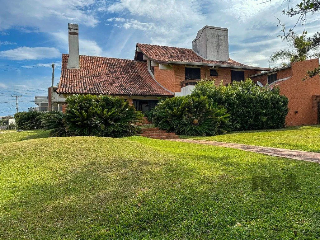 Imagem Icônica Casa para comprar a poucos metros do mar em Atlântida