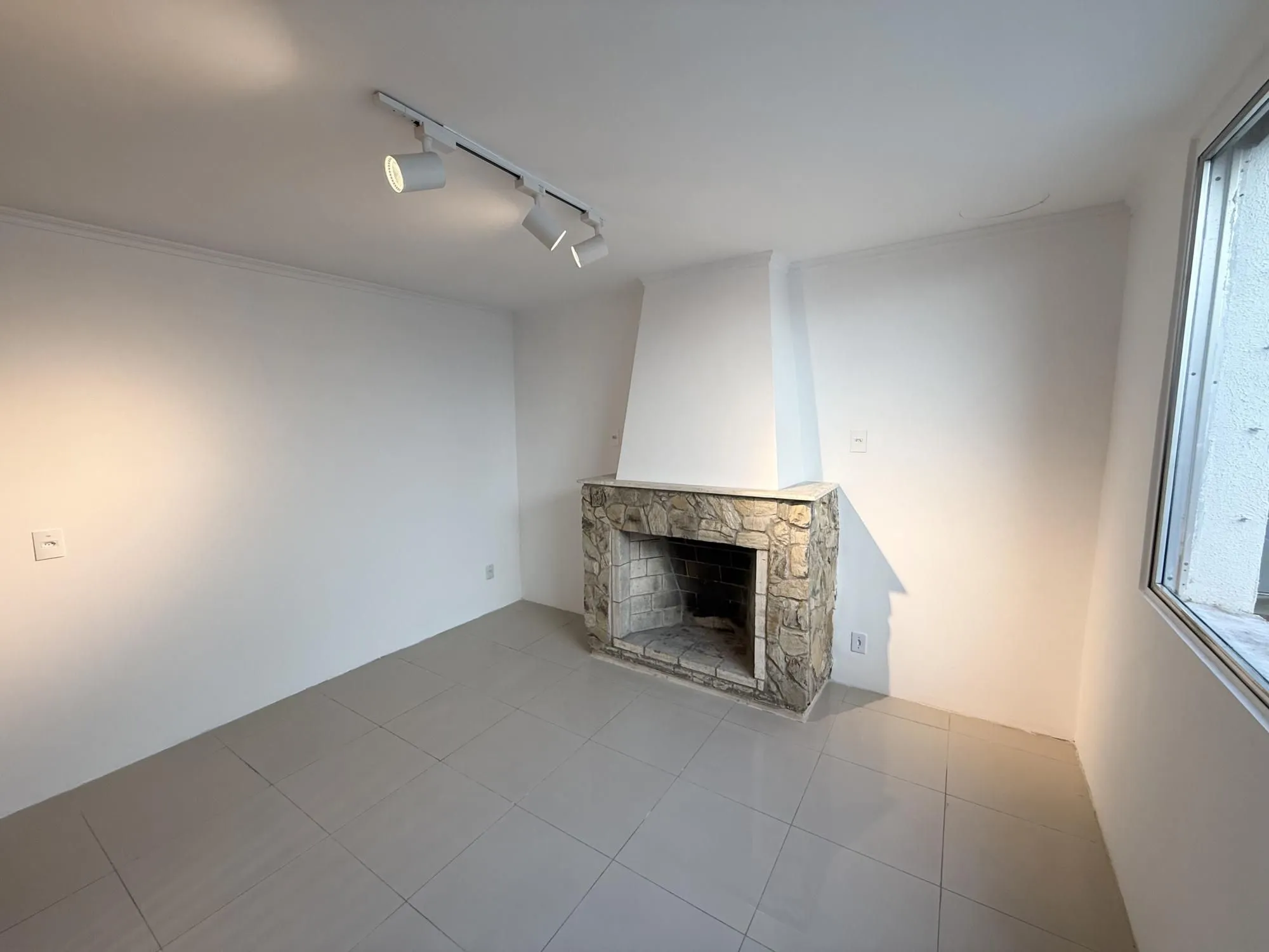 Imagem MÁFFER IMÓVEIS ALUGA - CASA COMERCIAL OU RESIDENCIAL NA AUXILIADORA Rua Marcelo Gama - Bairro Auxiliadora | Porto Alegre/RS
