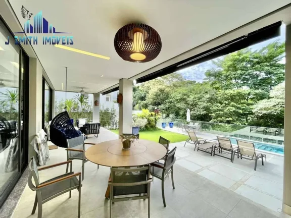 Imagem CASA À VENDA DE PORTEIRA FECHADA! Impecável, 4 suítes, elevador, piscina