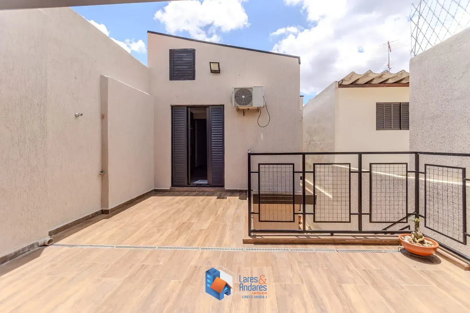 Imagem À VENDA, IMPERDÍVEL! SOBRADO REFORMADO NÃO GEMINADO COM 3 DORMS, SUÍTE, QUINTAL, ENERGIA SOLAR E EXCELENTE LOCALIZAÇÃO!