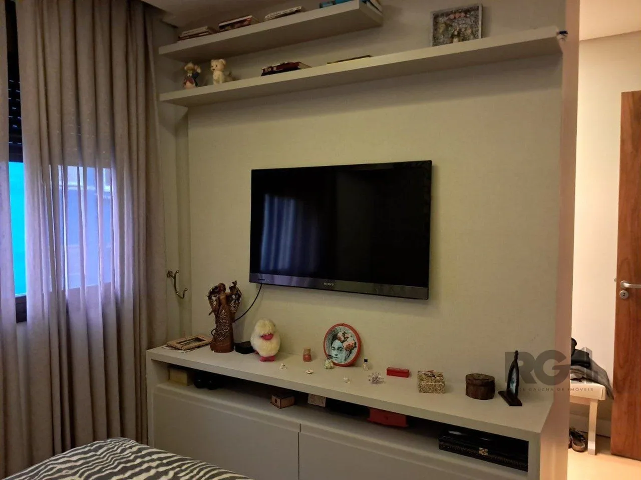 Imagem Apartamento de dois quartos, suíte e uma vaga de garagem no bairro Santana em Porto Alegre.