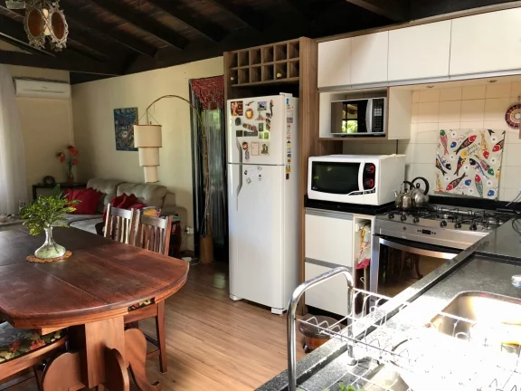 Imagem Oportunidade única: Casa dos sonhos em Garopaba com edícula e jardim exuberante!