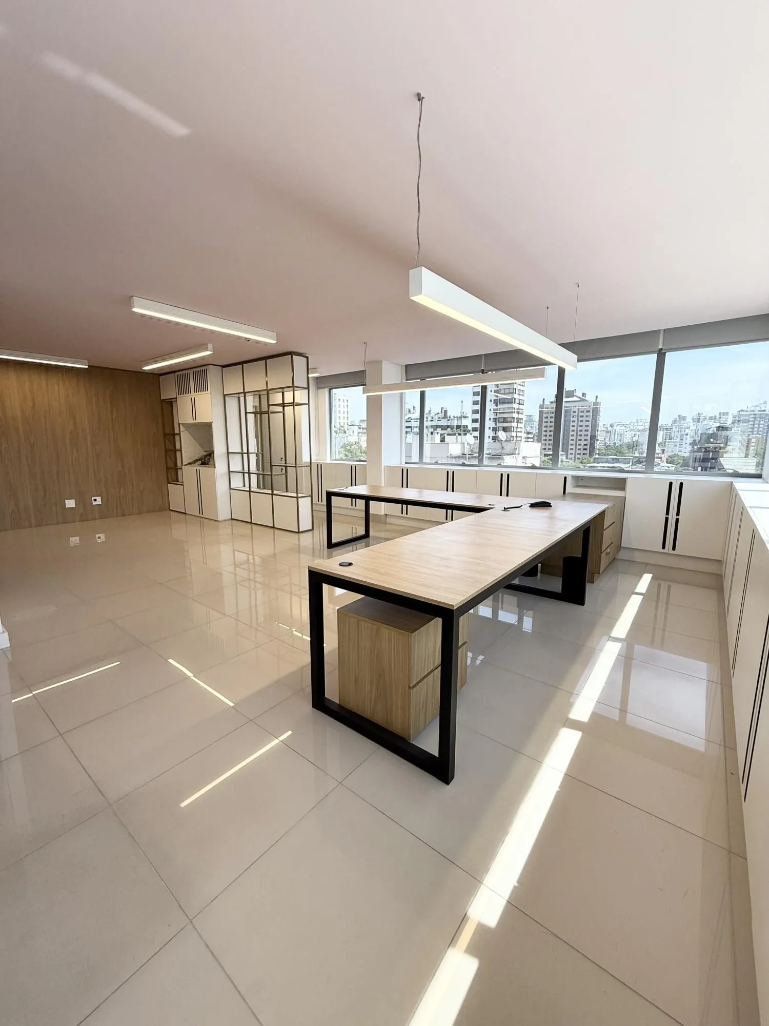 Imagem MÁFFER IMÓVEIS Sala comercial no bairro Auxiliadora, em ponto estratégico na Rua Eudoro Berlink, nº 354, região nobre de Porto Alegre, próxima às Avenidas Mariland e 24 de Outubro.