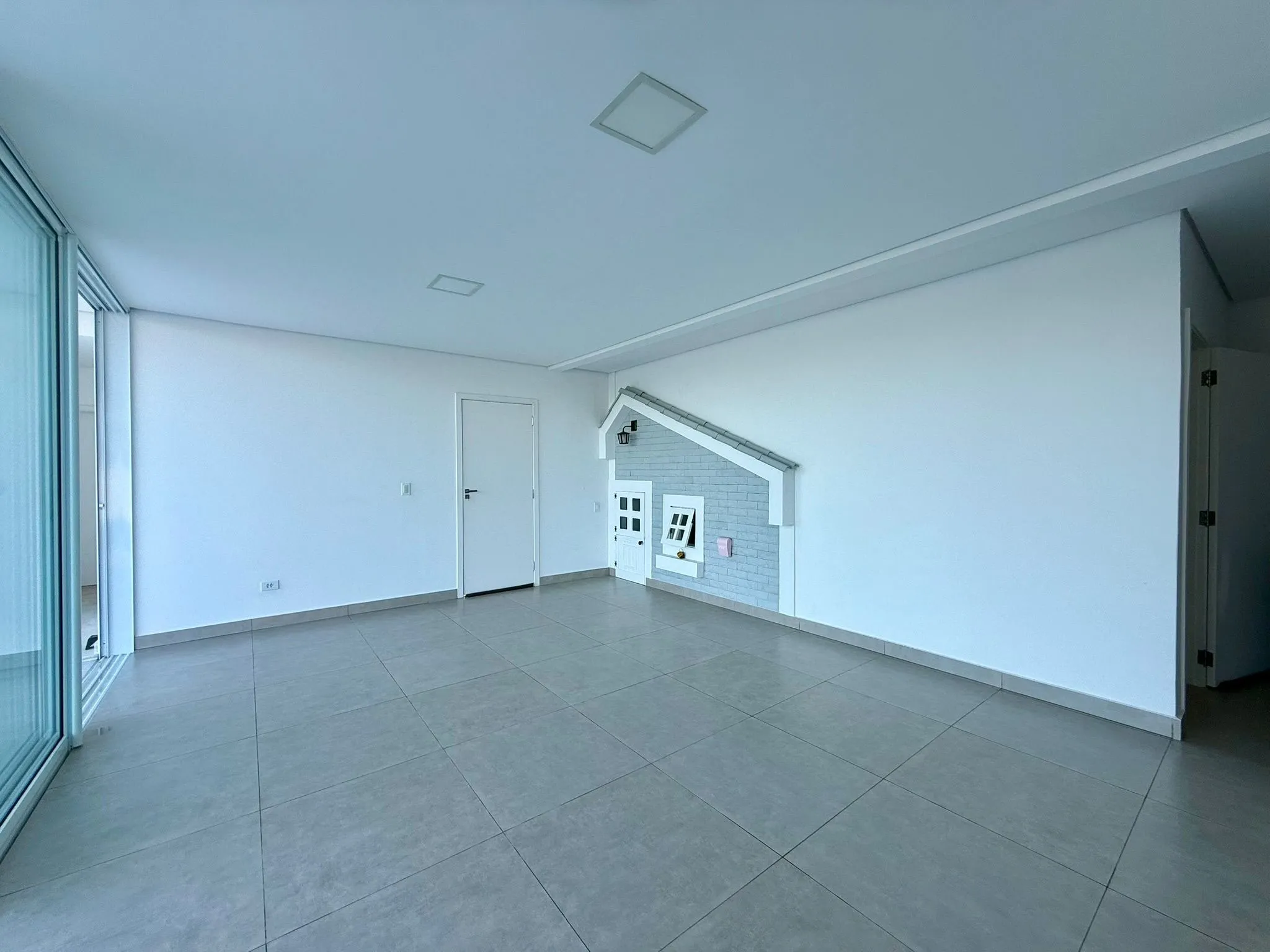 Imagem Espetacular residência de alto padrão à venda em condomínio de Araçoiaba da Serra-SP, no Village Araçoiaba: 4 quartos, 3 suítes, 3 salas, 4 banheiros, 4 vagas de garagem e 367,60 m².
