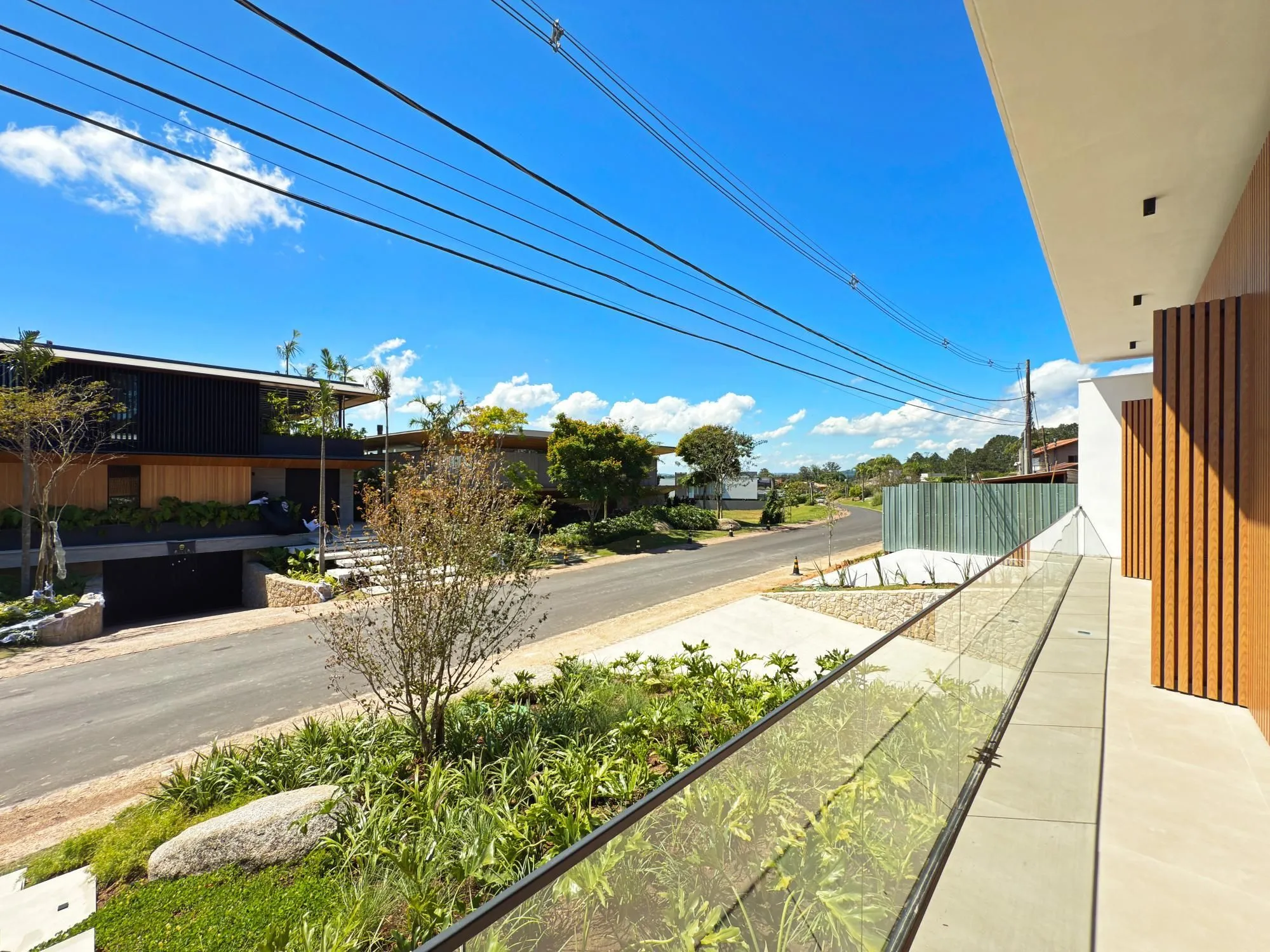 Imagem A casa conta com 434m2 de área construída, mas com um aproveitamento total dos 1.012m2 do lote