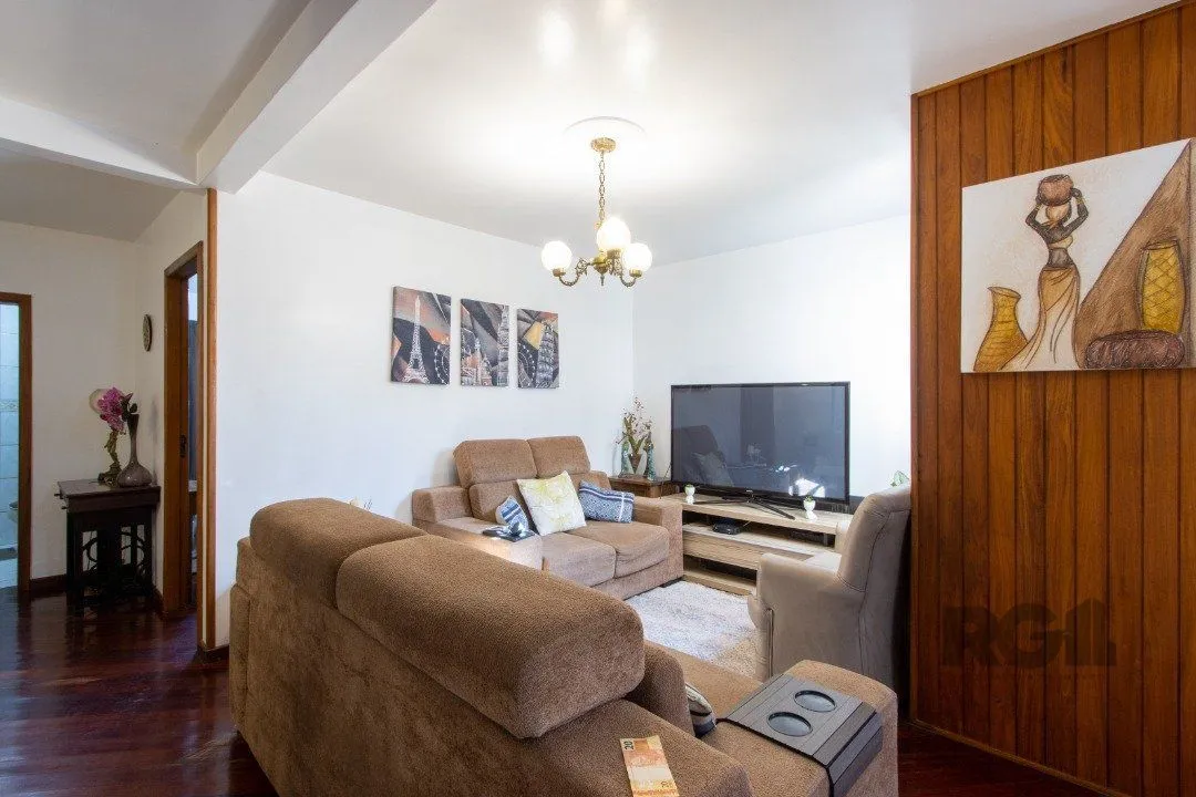 Imagem Casa de alvenaria, 3 quartos, 1 suíte, 4 banheiros e 5 vagas de garagem.