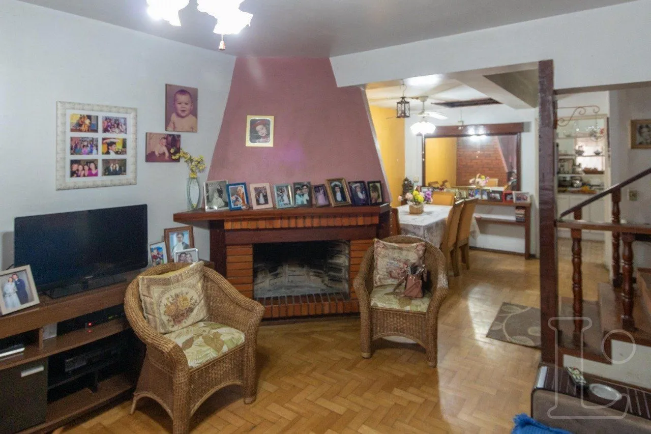 Imagem Sobrado para Venda - 241m², 4 dormitórios, sendo 1 suites, 1 vaga - Camaquã