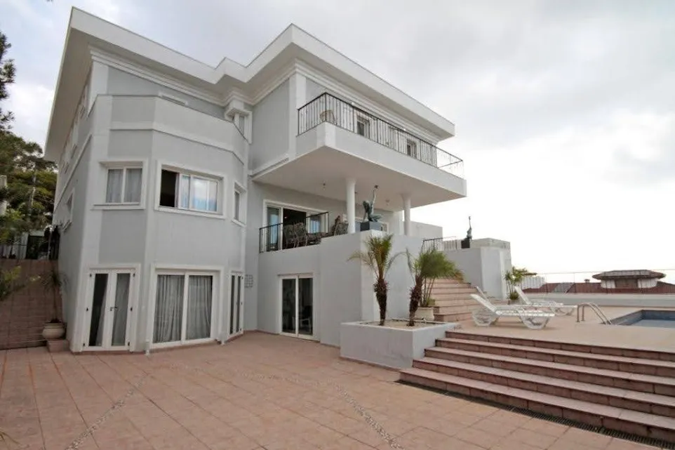 Foto do imóvel Casa sobrado, de alto padrão no Alphaville Residencial 8, com 6 suítes, 980m², piscina, elevador, área gourmet, academia, sauna, spa e 5 vagas. em ALPHAVILLE, SANTANA DE PARNAÍBA - SP
