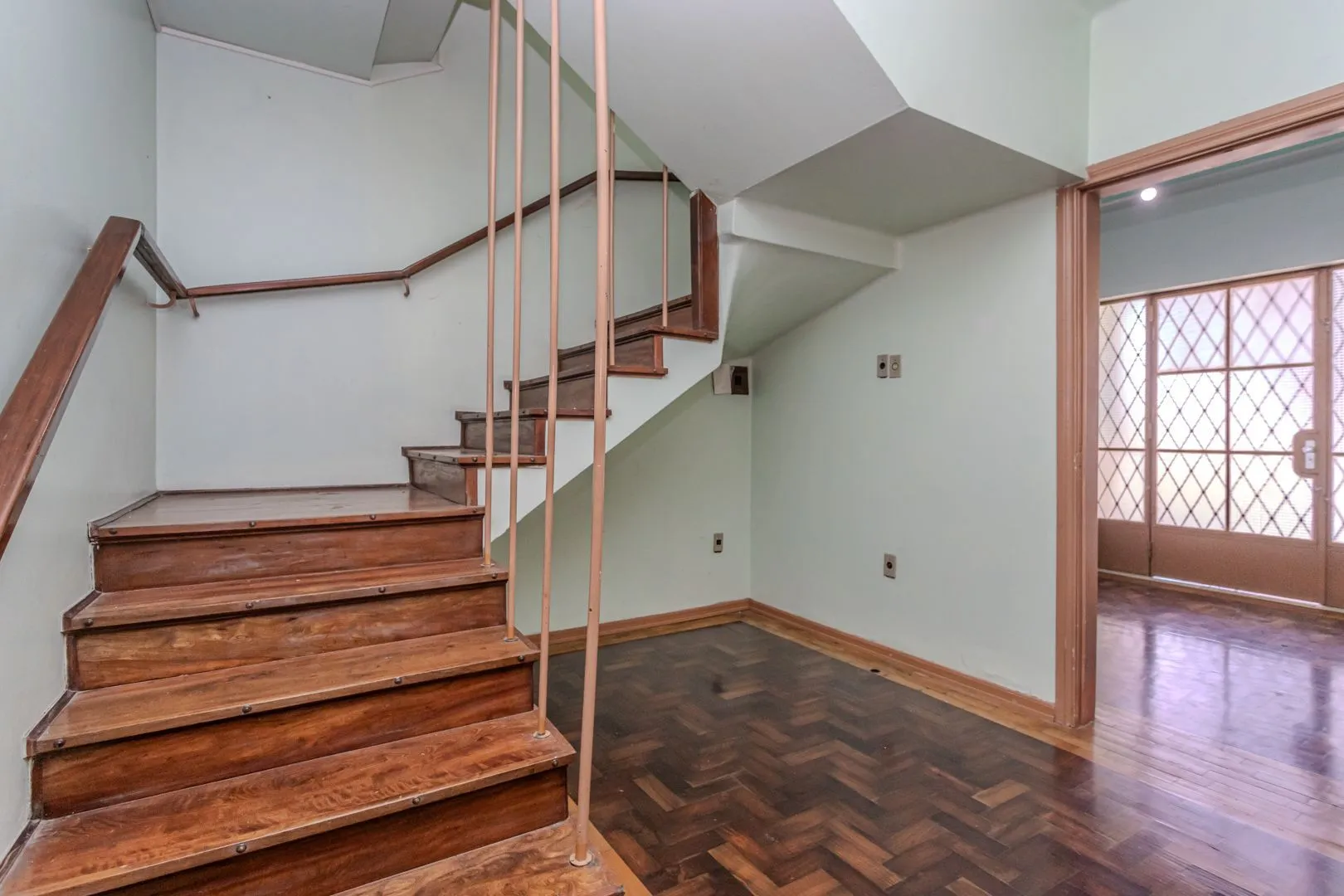 Imagem Casa sobrado no Partenon com 5 dormitórios e 4 vagas