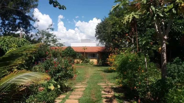 Terreno de esquina, com 865 m² no Taquarí (Lago Norte/DF) com edícula de 17