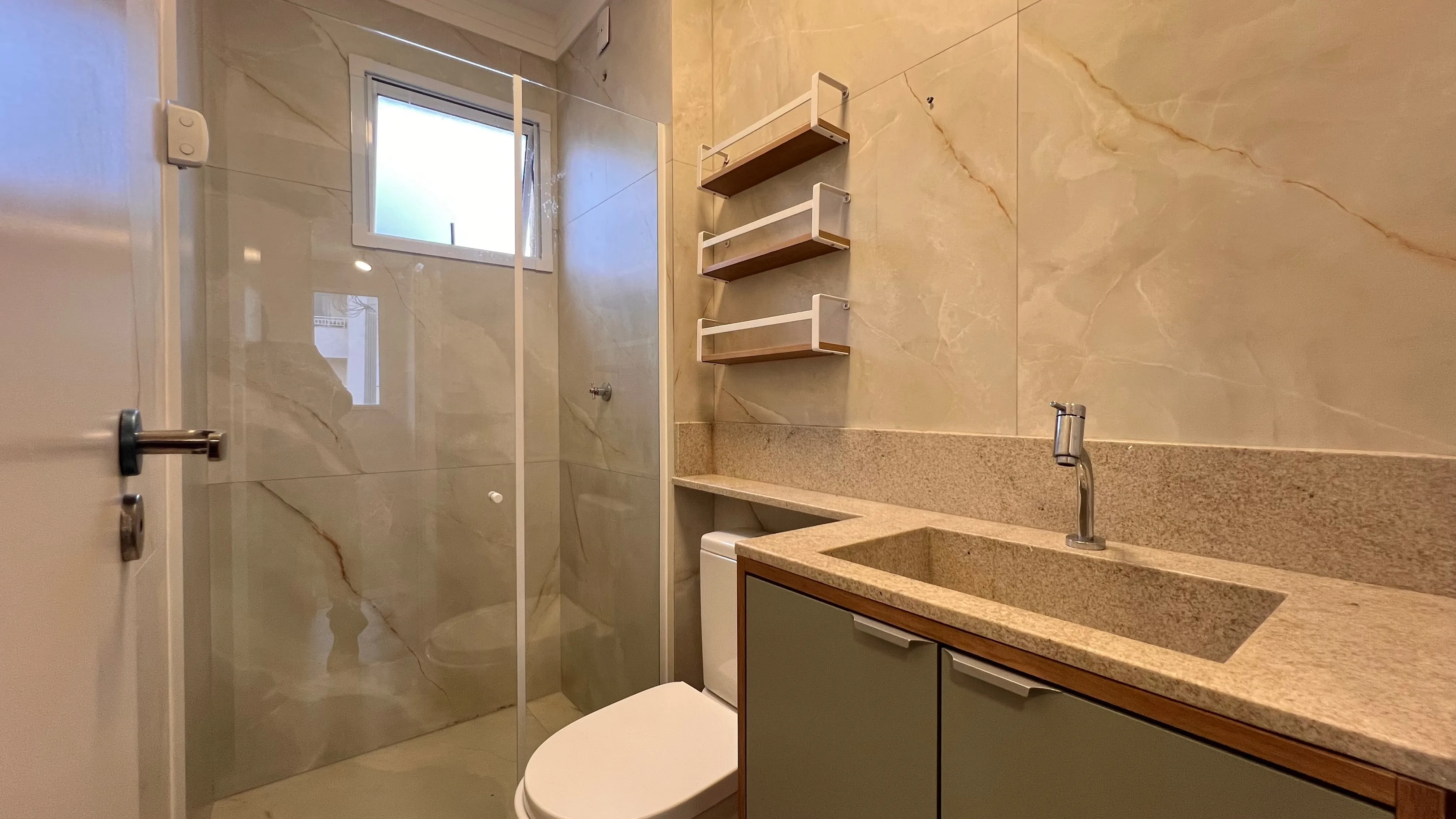 Imagem Casa Ampliada com Planejados, Ar-Condicionado e Eletrodomésticos Inclusos no Villa Flora, Condomínio Gerânios
