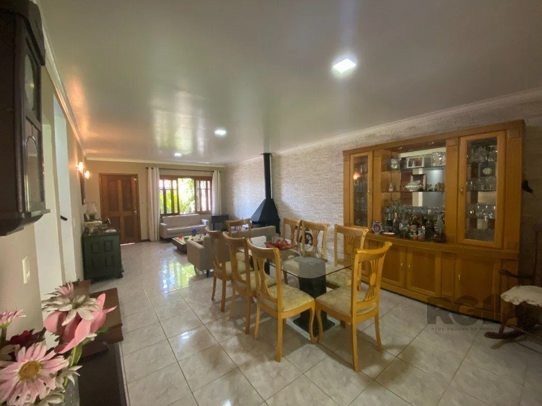 Imagem Casa para Venda - 350m², 4 dormitórios, sendo 4 suites, 4 vagas - Tristeza